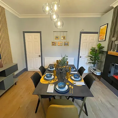 Spacious 3-bedroom House With Parking * Sheffield