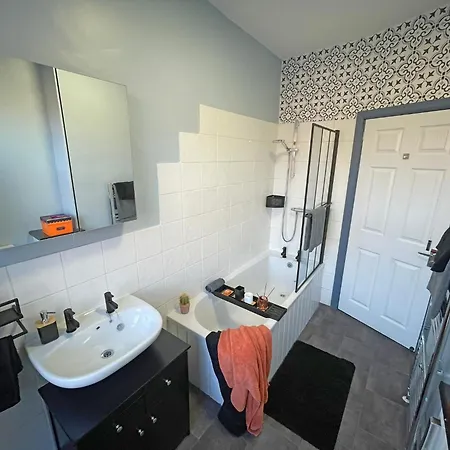 Spacious 3-bedroom House With Parking Holiday home